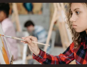 Child expressing emotions by painting during an art therapy session, showcasing the benefits of art therapy for emotional expression and healing.